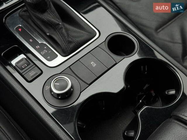 Белый Фольксваген Туарег, объемом двигателя 2.97 л и пробегом 248 тыс. км за 18000 $, фото 31 на Automoto.ua