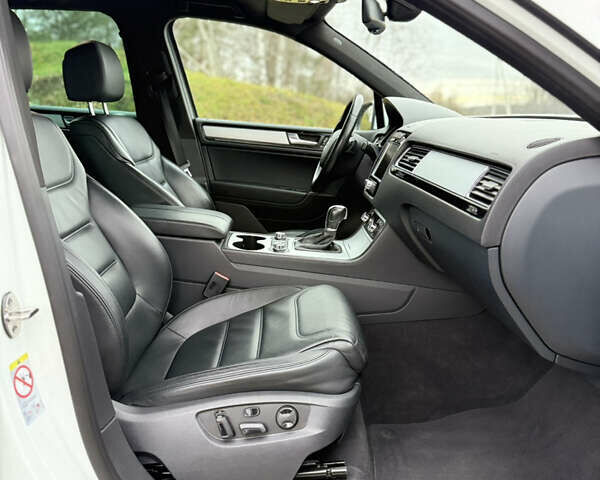 Белый Фольксваген Туарег, объемом двигателя 3 л и пробегом 279 тыс. км за 22999 $, фото 25 на Automoto.ua