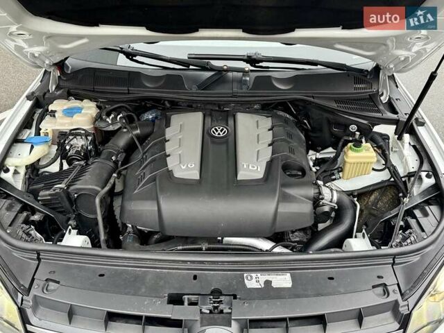 Белый Фольксваген Туарег, объемом двигателя 2.97 л и пробегом 290 тыс. км за 15900 $, фото 33 на Automoto.ua