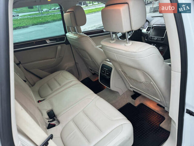 Белый Фольксваген Туарег, объемом двигателя 2.97 л и пробегом 278 тыс. км за 26800 $, фото 23 на Automoto.ua