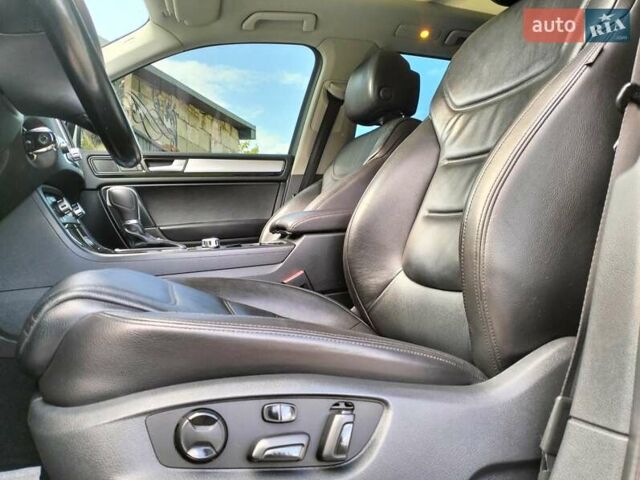 Білий Фольксваген Туарег, об'ємом двигуна 3 л та пробігом 241 тис. км за 21800 $, фото 17 на Automoto.ua