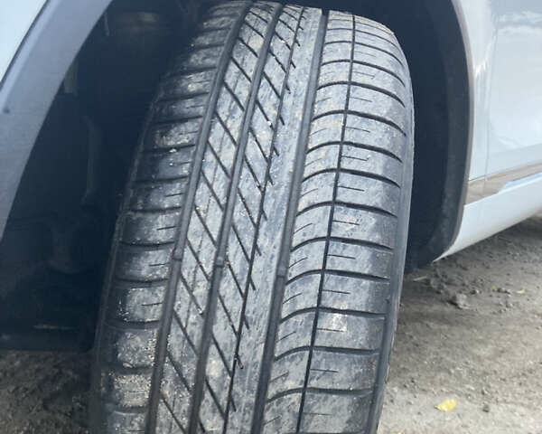 Белый Фольксваген Туарег, объемом двигателя 3 л и пробегом 260 тыс. км за 26000 $, фото 40 на Automoto.ua