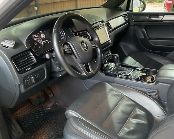 Білий Фольксваген Туарег, об'ємом двигуна 2.97 л та пробігом 165 тис. км за 23800 $, фото 13 на Automoto.ua