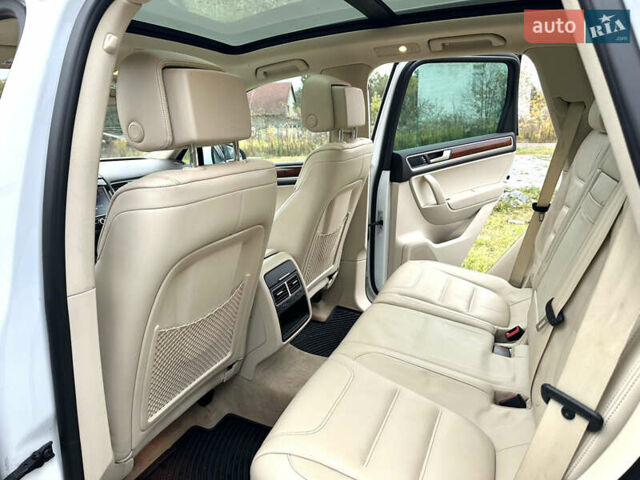 Белый Фольксваген Туарег, объемом двигателя 3 л и пробегом 236 тыс. км за 22000 $, фото 21 на Automoto.ua