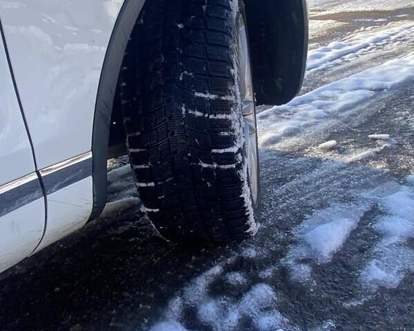 Белый Фольксваген Туарег, объемом двигателя 2.97 л и пробегом 400 тыс. км за 17000 $, фото 10 на Automoto.ua