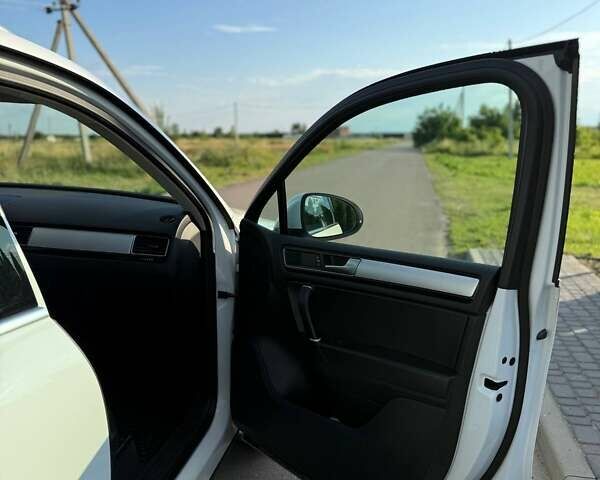 Белый Фольксваген Туарег, объемом двигателя 2.97 л и пробегом 254 тыс. км за 22950 $, фото 23 на Automoto.ua