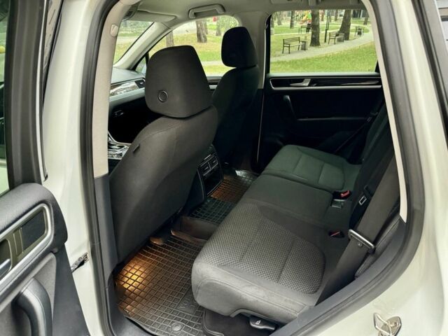 Белый Фольксваген Туарег, объемом двигателя 3 л и пробегом 291 тыс. км за 15900 $, фото 9 на Automoto.ua