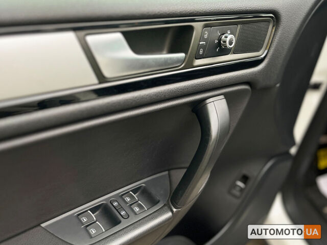 Білий Фольксваген Туарег, об'ємом двигуна 3 л та пробігом 283 тис. км за 20800 $, фото 13 на Automoto.ua