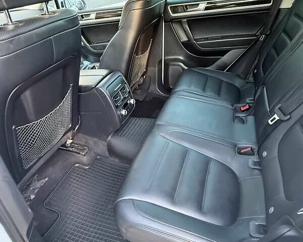 Белый Фольксваген Туарег, объемом двигателя 2.97 л и пробегом 145 тыс. км за 31500 $, фото 17 на Automoto.ua