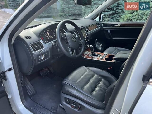 Белый Фольксваген Туарег, объемом двигателя 3 л и пробегом 290 тыс. км за 19900 $, фото 8 на Automoto.ua