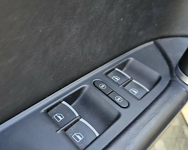 Белый Фольксваген Туарег, объемом двигателя 3 л и пробегом 260 тыс. км за 26000 $, фото 21 на Automoto.ua