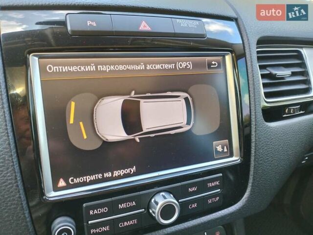 Білий Фольксваген Туарег, об'ємом двигуна 3 л та пробігом 241 тис. км за 21800 $, фото 20 на Automoto.ua