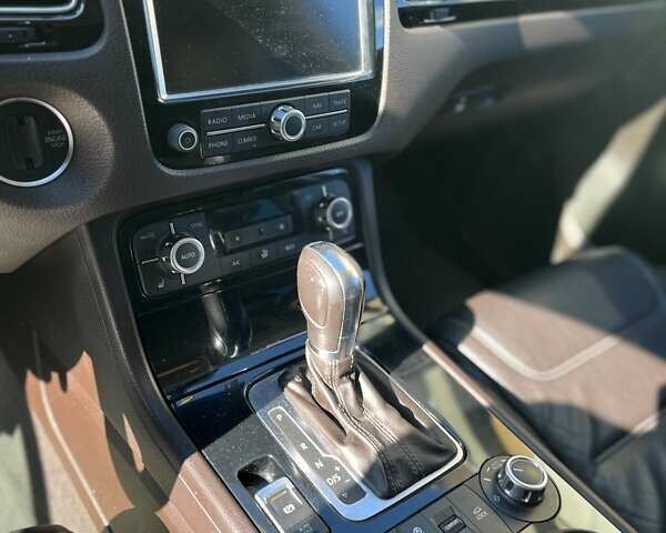 Белый Фольксваген Туарег, объемом двигателя 2.97 л и пробегом 295 тыс. км за 21500 $, фото 9 на Automoto.ua