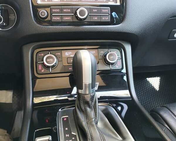 Білий Фольксваген Туарег, об'ємом двигуна 3 л та пробігом 241 тис. км за 21800 $, фото 2 на Automoto.ua