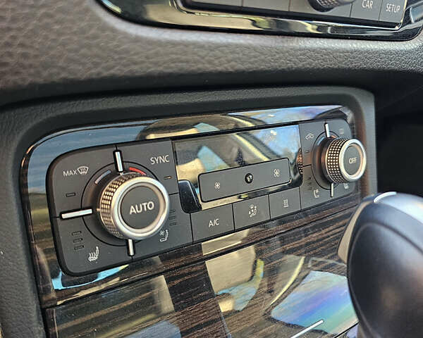 Белый Фольксваген Туарег, объемом двигателя 3 л и пробегом 260 тыс. км за 26000 $, фото 25 на Automoto.ua