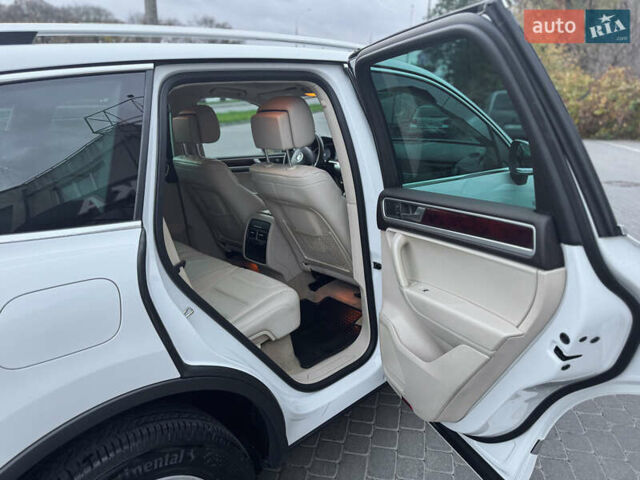 Белый Фольксваген Туарег, объемом двигателя 2.97 л и пробегом 278 тыс. км за 26800 $, фото 25 на Automoto.ua