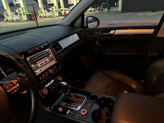 Белый Фольксваген Туарег, объемом двигателя 3 л и пробегом 266 тыс. км за 17000 $, фото 21 на Automoto.ua