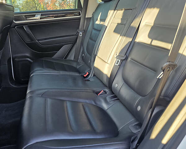 Белый Фольксваген Туарег, объемом двигателя 3 л и пробегом 260 тыс. км за 26000 $, фото 36 на Automoto.ua