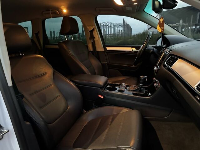 Белый Фольксваген Туарег, объемом двигателя 3 л и пробегом 266 тыс. км за 17000 $, фото 22 на Automoto.ua