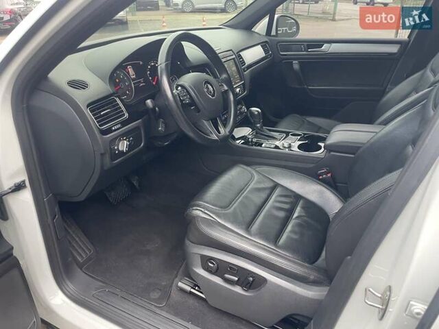 Білий Фольксваген Туарег, об'ємом двигуна 2.97 л та пробігом 228 тис. км за 23900 $, фото 11 на Automoto.ua