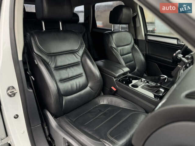 Белый Фольксваген Туарег, объемом двигателя 2.97 л и пробегом 248 тыс. км за 18000 $, фото 58 на Automoto.ua