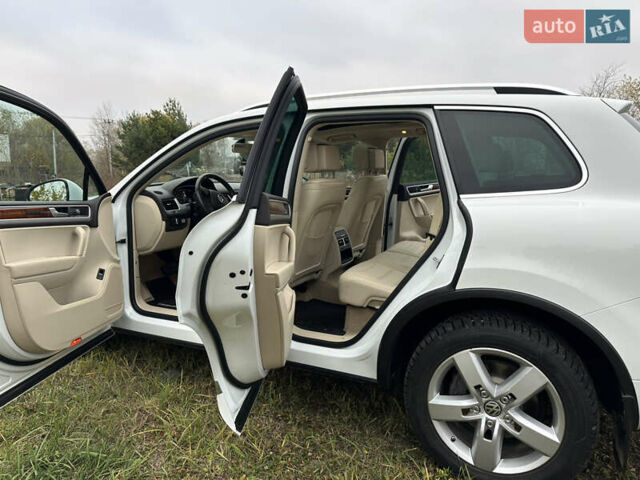 Белый Фольксваген Туарег, объемом двигателя 3 л и пробегом 236 тыс. км за 22000 $, фото 22 на Automoto.ua