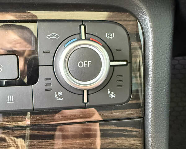 Білий Фольксваген Туарег, об'ємом двигуна 3 л та пробігом 215 тис. км за 25800 $, фото 30 на Automoto.ua