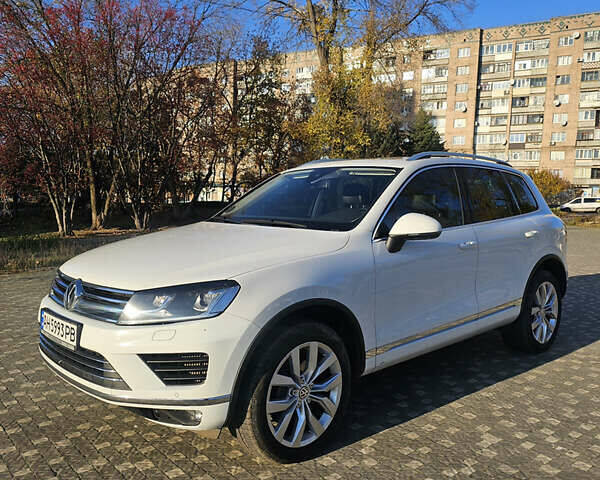 Белый Фольксваген Туарег, объемом двигателя 3 л и пробегом 260 тыс. км за 26000 $, фото 1 на Automoto.ua