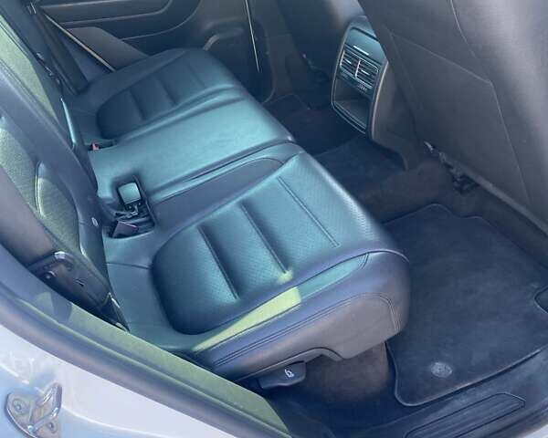 Белый Фольксваген Туарег, объемом двигателя 2.97 л и пробегом 400 тыс. км за 17000 $, фото 19 на Automoto.ua