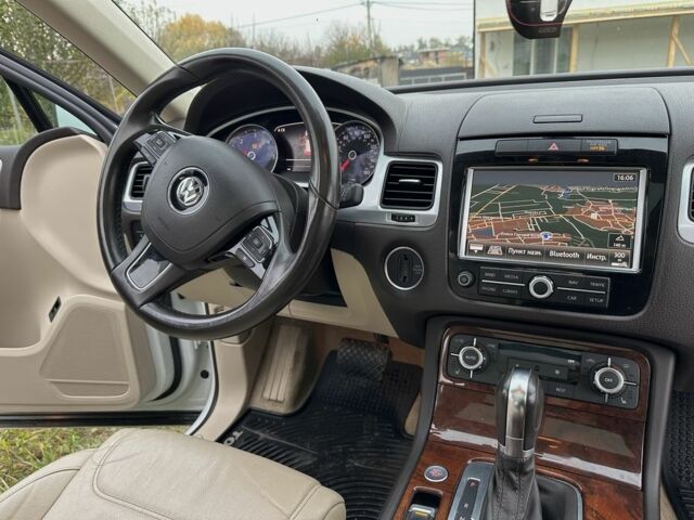 Белый Фольксваген Туарег, объемом двигателя 3 л и пробегом 236 тыс. км за 22500 $, фото 7 на Automoto.ua