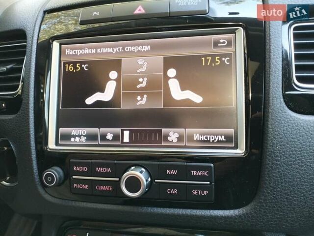 Білий Фольксваген Туарег, об'ємом двигуна 3 л та пробігом 241 тис. км за 21800 $, фото 5 на Automoto.ua