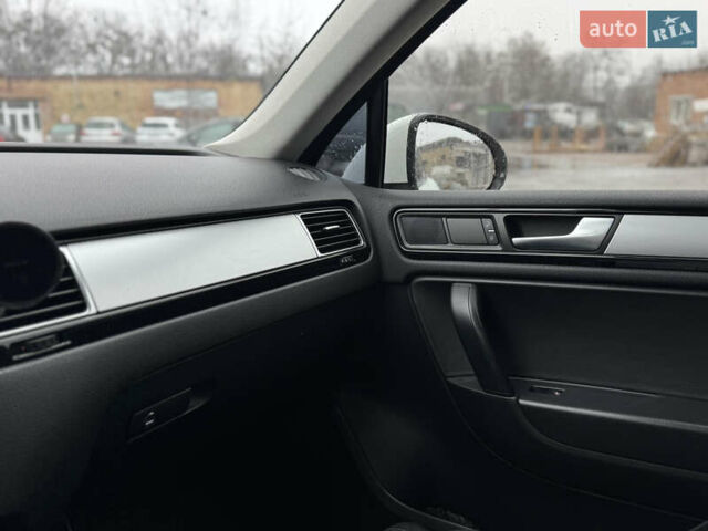 Белый Фольксваген Туарег, объемом двигателя 2.97 л и пробегом 248 тыс. км за 18000 $, фото 35 на Automoto.ua