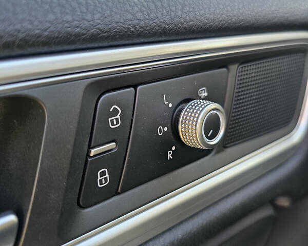 Белый Фольксваген Туарег, объемом двигателя 3 л и пробегом 260 тыс. км за 26000 $, фото 31 на Automoto.ua