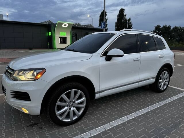 Белый Фольксваген Туарег, объемом двигателя 3 л и пробегом 266 тыс. км за 17000 $, фото 1 на Automoto.ua