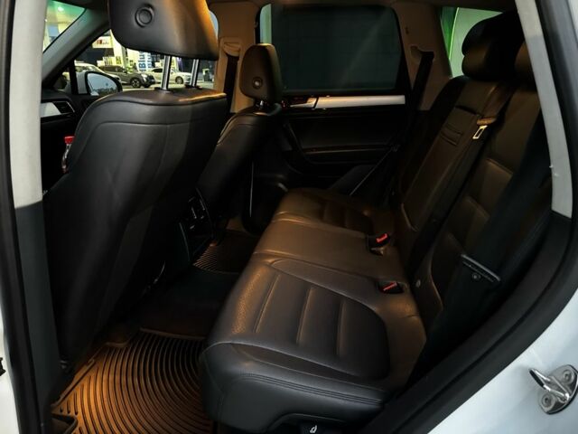 Белый Фольксваген Туарег, объемом двигателя 3 л и пробегом 266 тыс. км за 17000 $, фото 18 на Automoto.ua