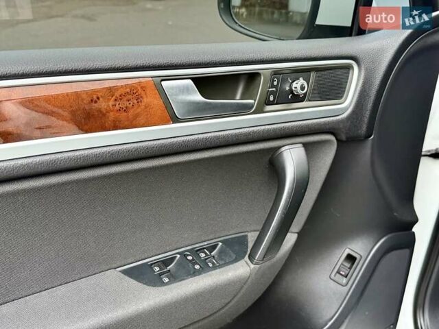 Белый Фольксваген Туарег, объемом двигателя 2.97 л и пробегом 290 тыс. км за 15900 $, фото 26 на Automoto.ua