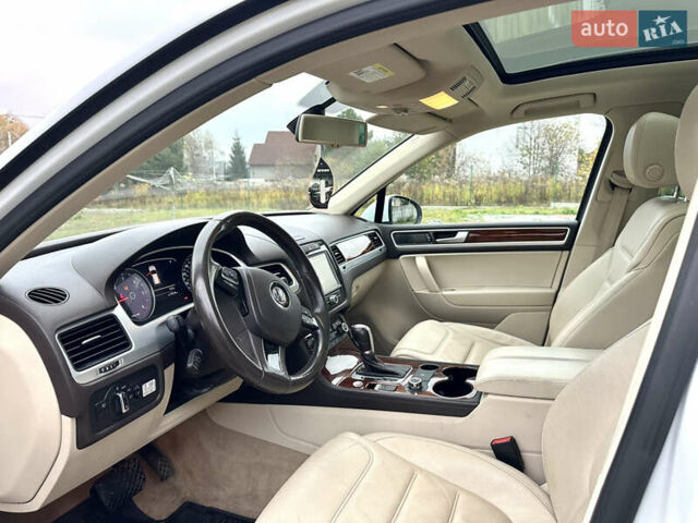 Белый Фольксваген Туарег, объемом двигателя 3 л и пробегом 236 тыс. км за 22000 $, фото 19 на Automoto.ua