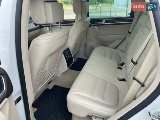 Белый Фольксваген Туарег, объемом двигателя 2.97 л и пробегом 141 тыс. км за 23500 $, фото 7 на Automoto.ua