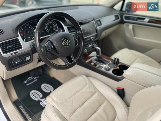 Белый Фольксваген Туарег, объемом двигателя 2.97 л и пробегом 141 тыс. км за 23500 $, фото 5 на Automoto.ua