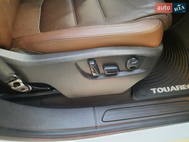 Белый Фольксваген Туарег, объемом двигателя 3 л и пробегом 111 тыс. км за 23477 $, фото 10 на Automoto.ua