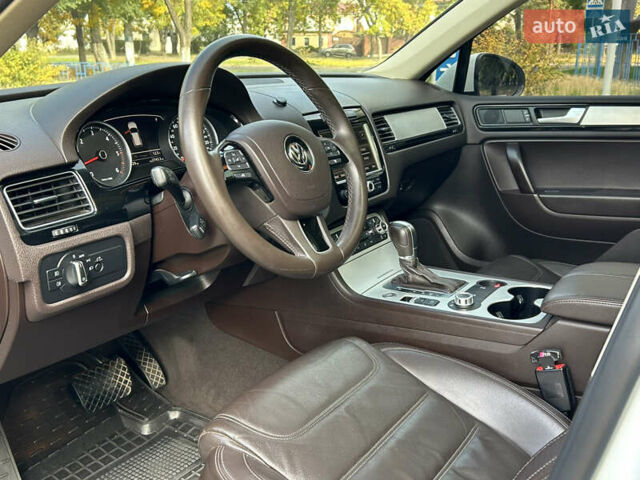 Белый Фольксваген Туарег, объемом двигателя 2.97 л и пробегом 227 тыс. км за 23499 $, фото 6 на Automoto.ua
