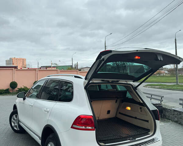 Белый Фольксваген Туарег, объемом двигателя 2.97 л и пробегом 278 тыс. км за 26800 $, фото 27 на Automoto.ua