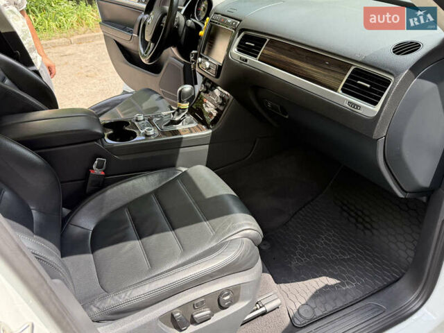 Білий Фольксваген Туарег, об'ємом двигуна 3 л та пробігом 215 тис. км за 25800 $, фото 16 на Automoto.ua