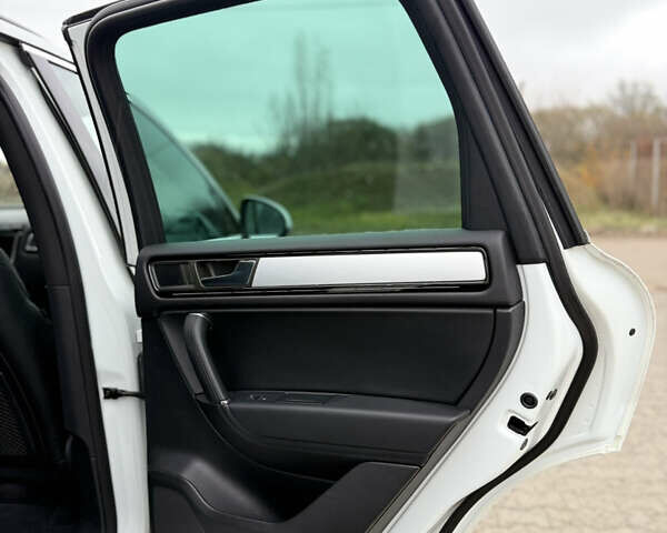 Белый Фольксваген Туарег, объемом двигателя 3 л и пробегом 279 тыс. км за 22999 $, фото 33 на Automoto.ua