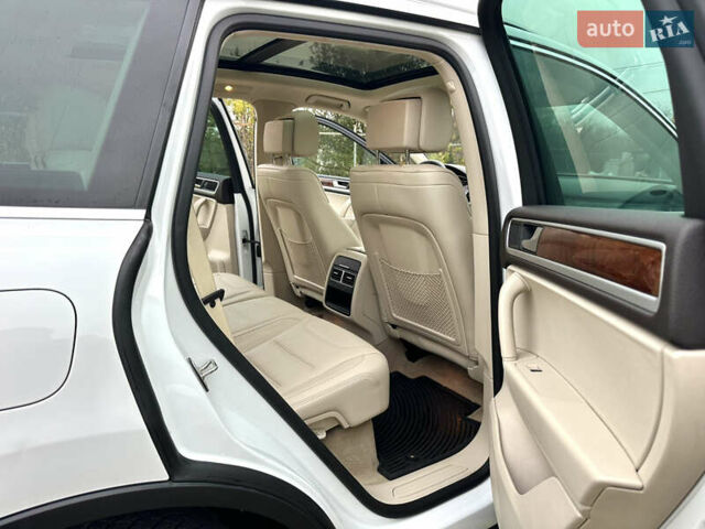 Белый Фольксваген Туарег, объемом двигателя 3 л и пробегом 236 тыс. км за 22000 $, фото 26 на Automoto.ua