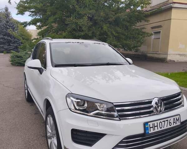 Белый Фольксваген Туарег, объемом двигателя 2.97 л и пробегом 162 тыс. км за 21500 $, фото 2 на Automoto.ua
