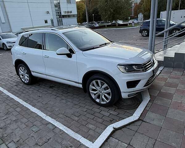 Белый Фольксваген Туарег, объемом двигателя 2.97 л и пробегом 145 тыс. км за 31500 $, фото 2 на Automoto.ua