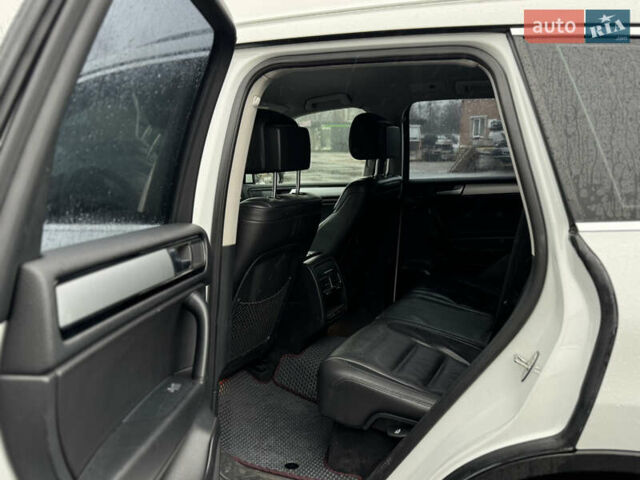 Белый Фольксваген Туарег, объемом двигателя 2.97 л и пробегом 248 тыс. км за 18000 $, фото 42 на Automoto.ua