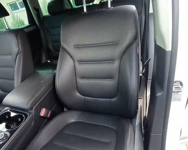 Белый Фольксваген Туарег, объемом двигателя 3 л и пробегом 140 тыс. км за 18600 $, фото 3 на Automoto.ua