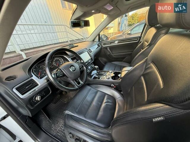 Белый Фольксваген Туарег, объемом двигателя 2.97 л и пробегом 145 тыс. км за 31500 $, фото 27 на Automoto.ua